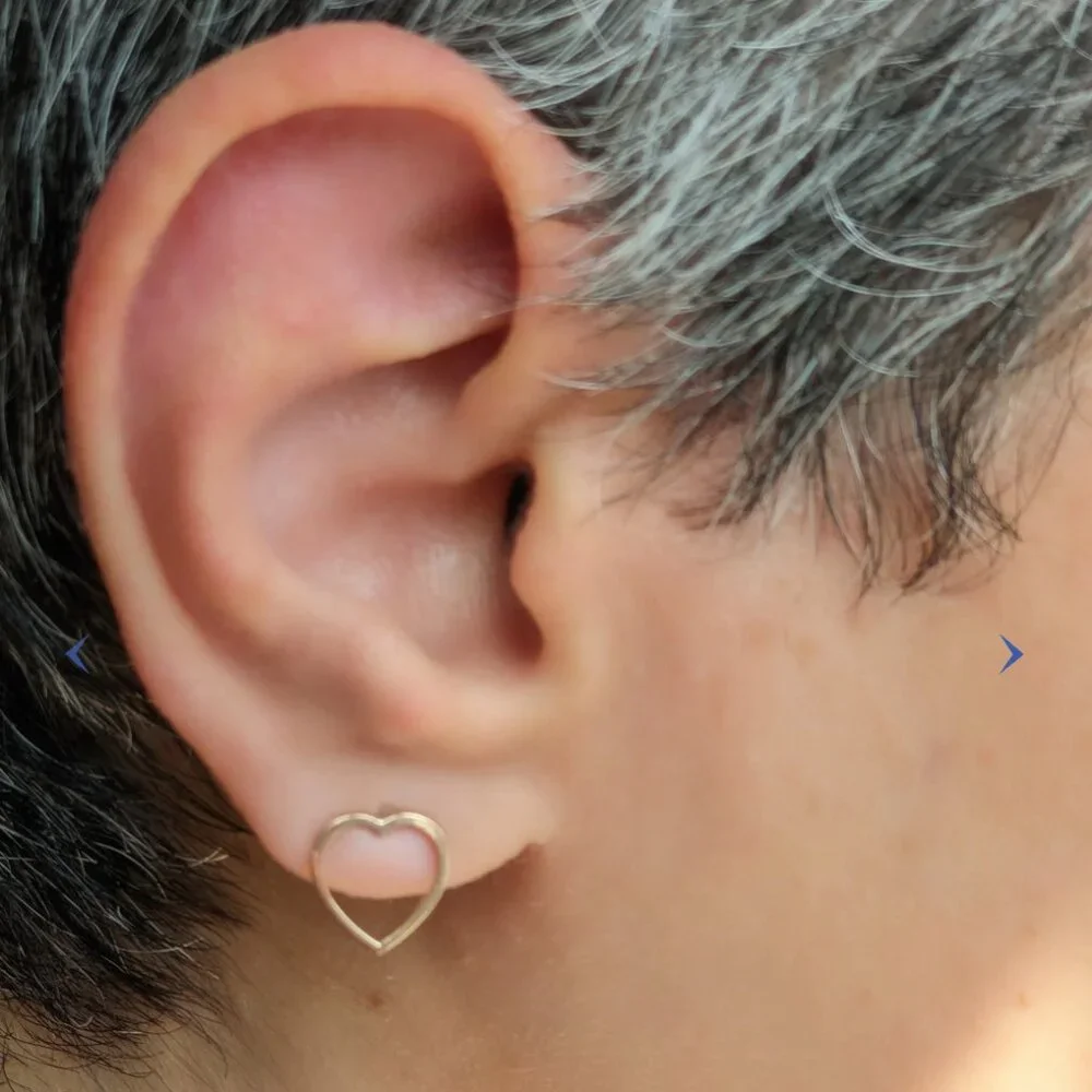 18k Yellow Gold Heart Earrings - Picture 1 of 4